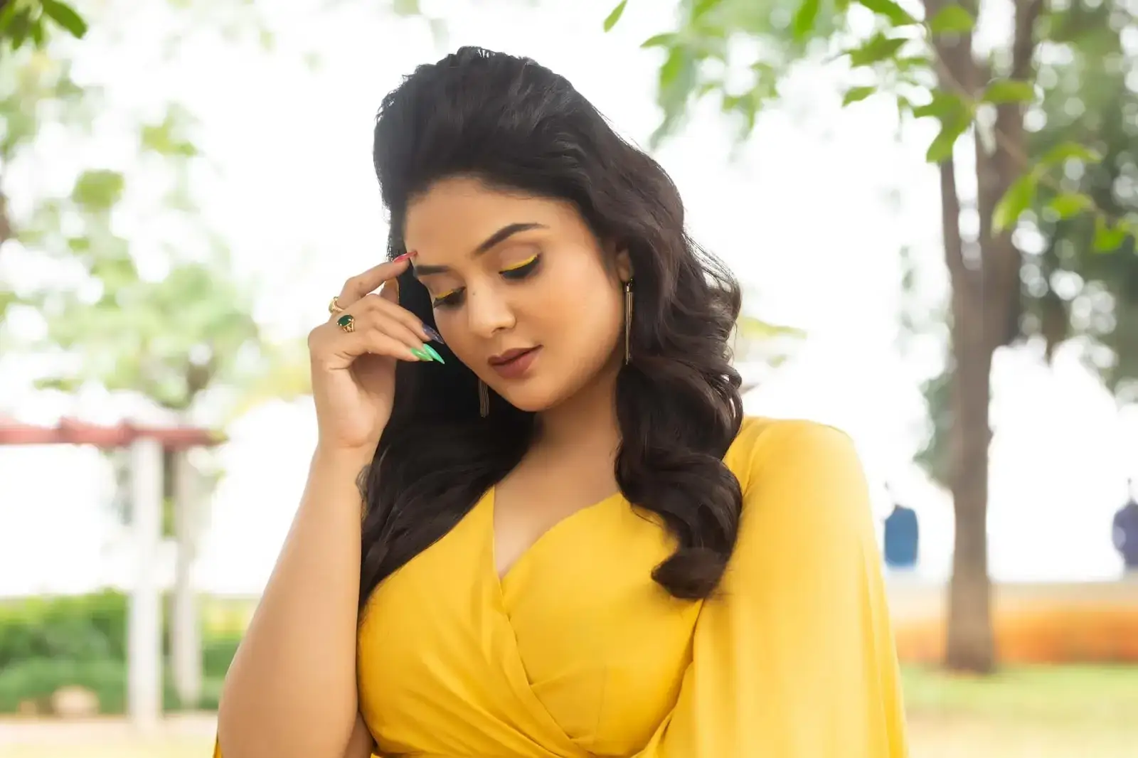 INDIAN TV ACTRESS SREEMUKHI LONG LEGS SHOW IN YELLOW FROCK 7